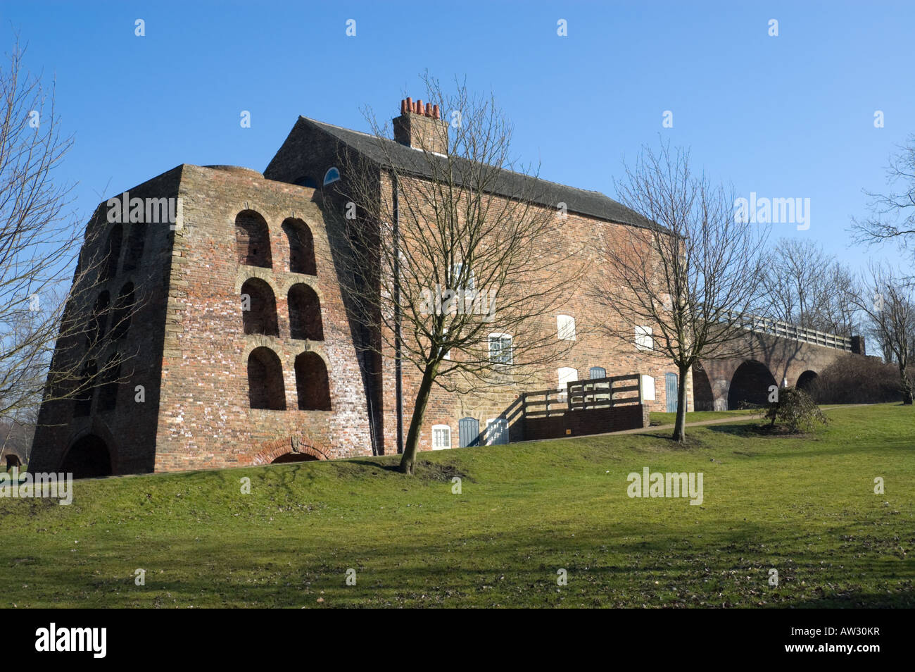 Moira forno, un inizio del XIX secolo il ferro-making altoforno. Ashby Canal, Moira, Derbyshire, England, Regno Unito Foto Stock