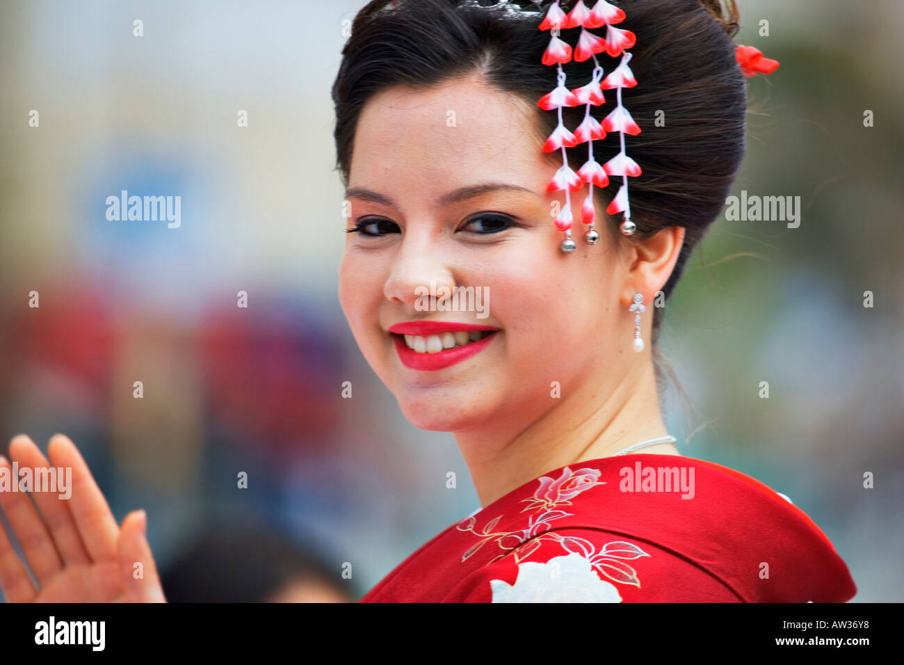 Donna in kimono le onde a Cherry Blossom Parade di San Francisco Foto Stock