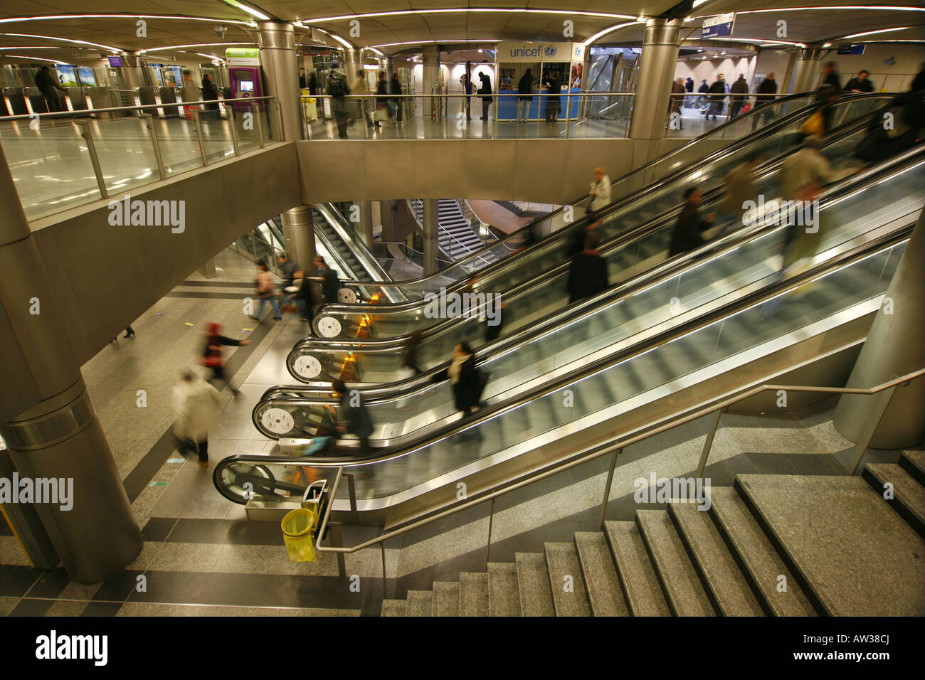 Le scale mobili nella stazione della metropolitana di Saint Lazare, Francia, Parigi Foto Stock