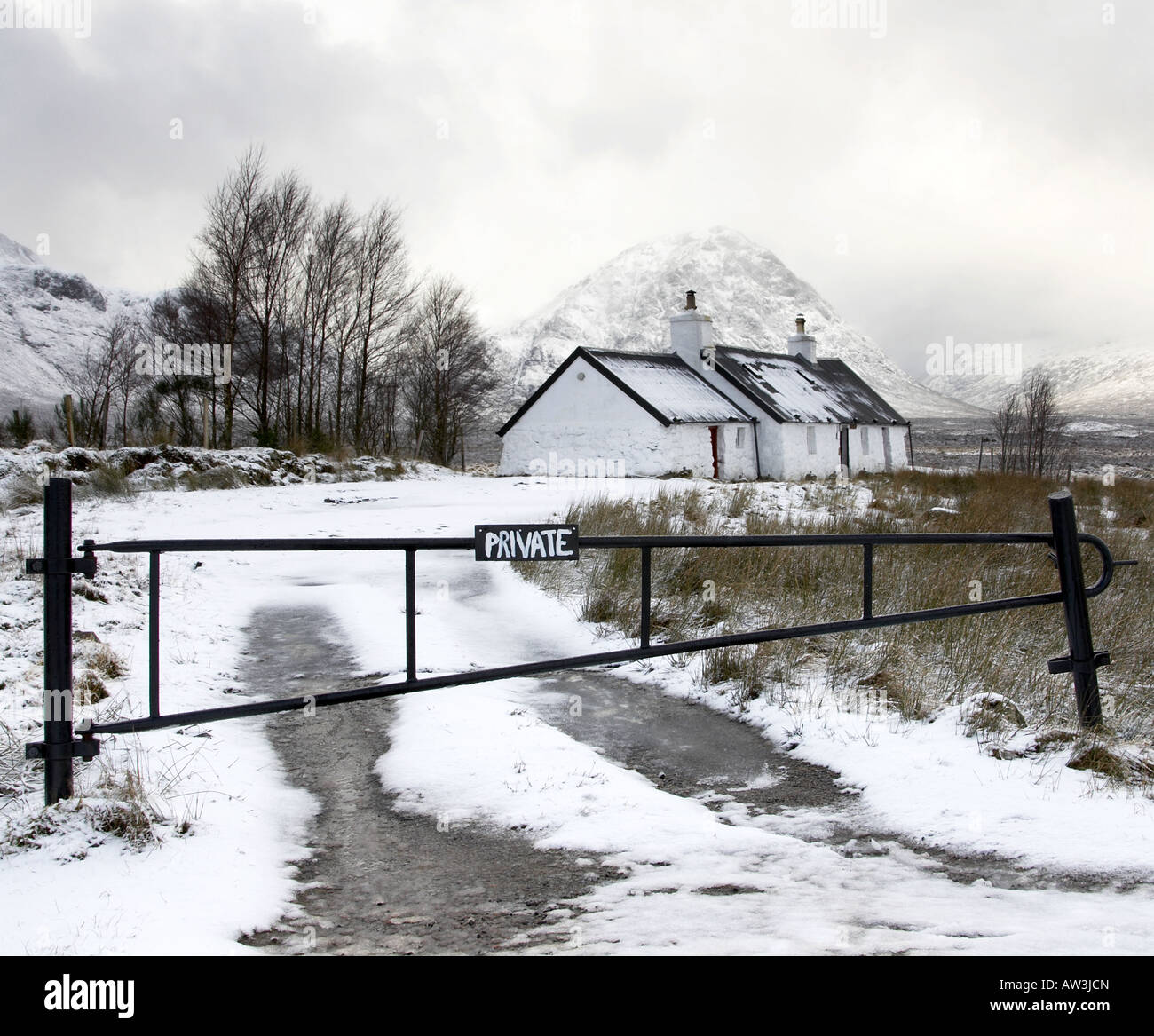 Black Rock cottage in inverno, Glencoe, Scotland, Regno Unito Foto Stock