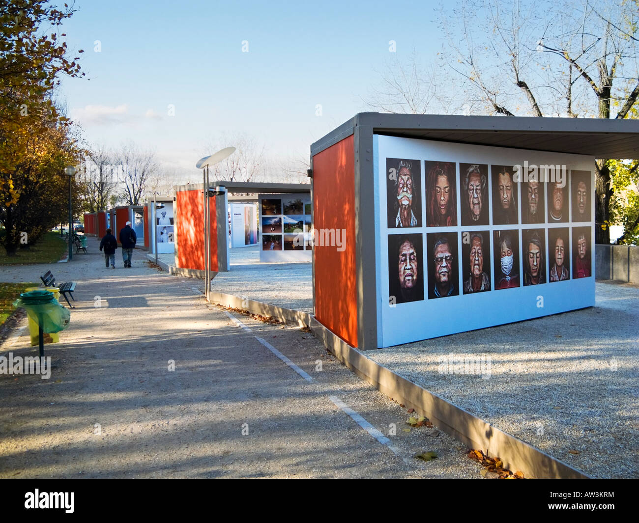 Open air art gallery mostra al Quai Branly sulla riva sinistra del fiume Senna, Parigi, Francia, Europa Foto Stock
