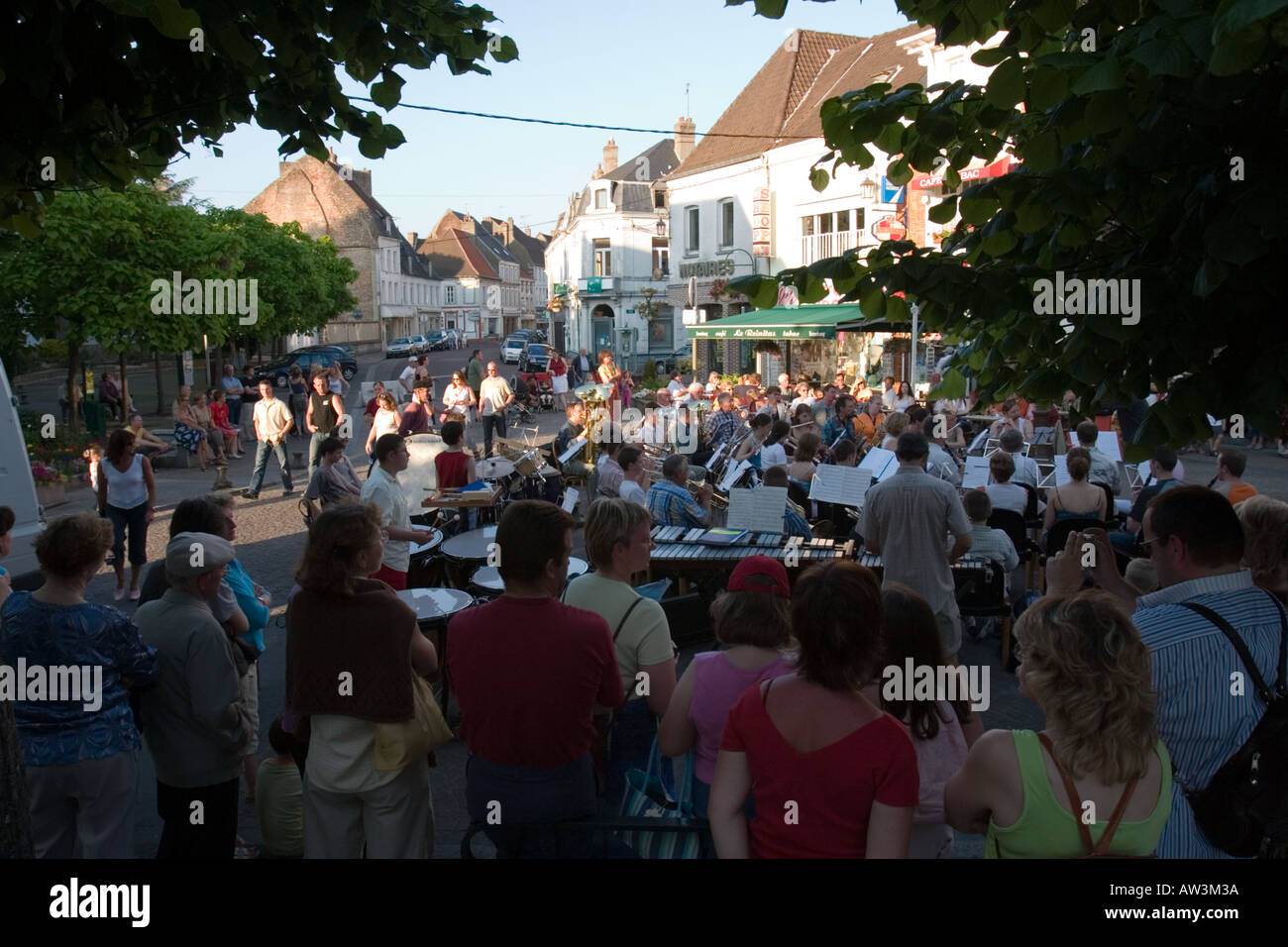 Vista in elevazione sulla folla guardando prestazioni all'aperto di Hesdin Pas de Calais parte del National Fete de la Musique evento Foto Stock