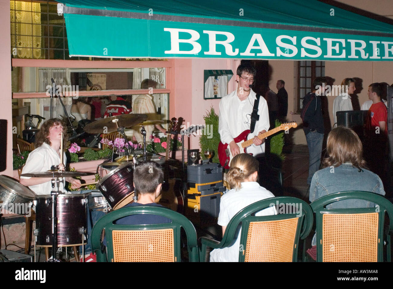 Rock duo di eseguire durante la notte fuori cafe Hesdin Pas de Calais parte del National Fete de la Musique evento Foto Stock