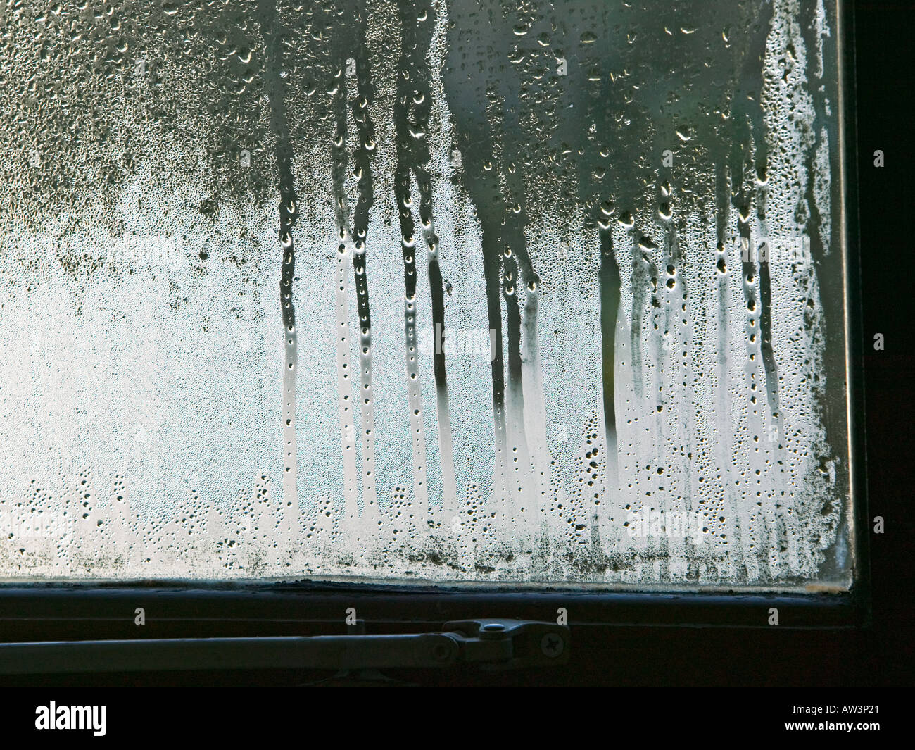 La formazione di condensa sulle finestre a doppi vetri in casa Wales UK  Foto stock - Alamy