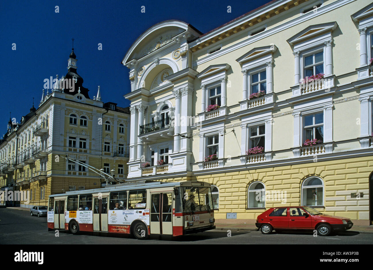 Bus e auto in Ibsenova street Marianske Lazne Repubblica Ceca Europa Foto Stock