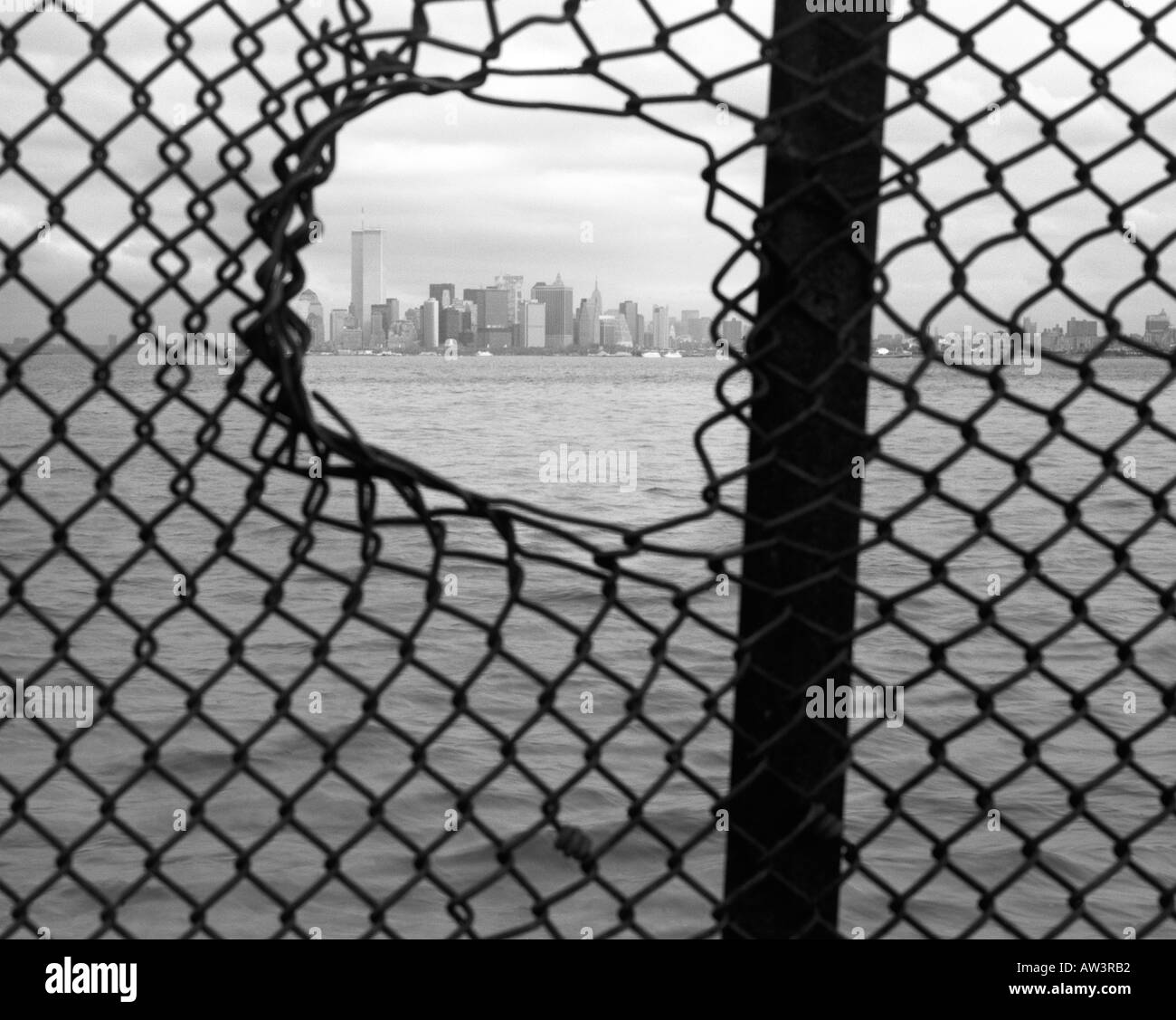 La parte inferiore di Manhattan skyline visto attraverso la recinzione con foro, la città di New York, New York, Stati Uniti d'America. Prima di 9/11 attacco terroristico. Foto Stock