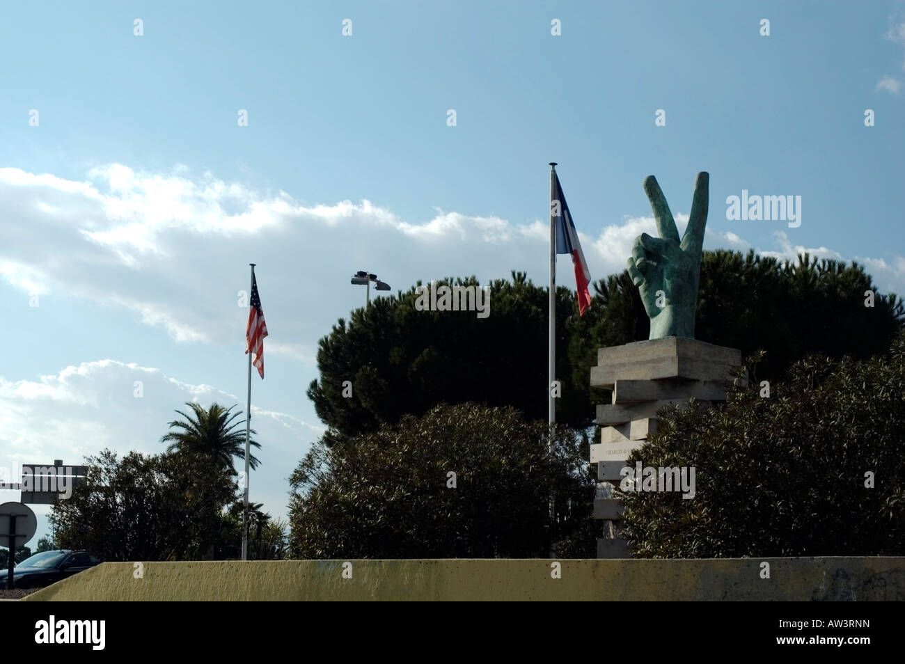 Dedicata a Charles de Gaulle pietra scultura a mano, rotatoria A8, N85, lasciando a Cannes Grasse, il sud della Francia, Provincia, UE Foto Stock