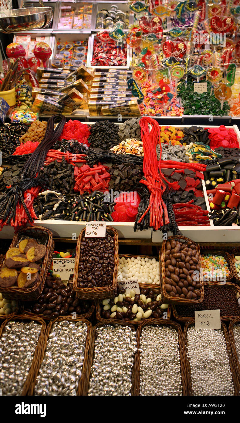 I dolciumi e la pasticceria in stallo il Mercato della Boqueria, Barcellona. Foto Stock
