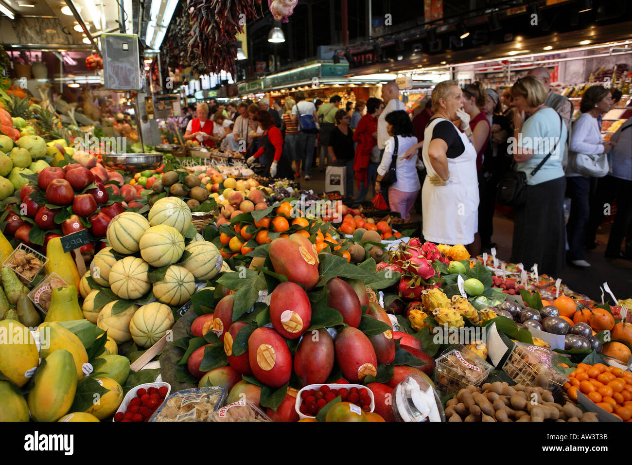 Tropicale e frutti mediterranei sul display del frutto in stallo il mercato della Boqueria Barcellona Foto Stock