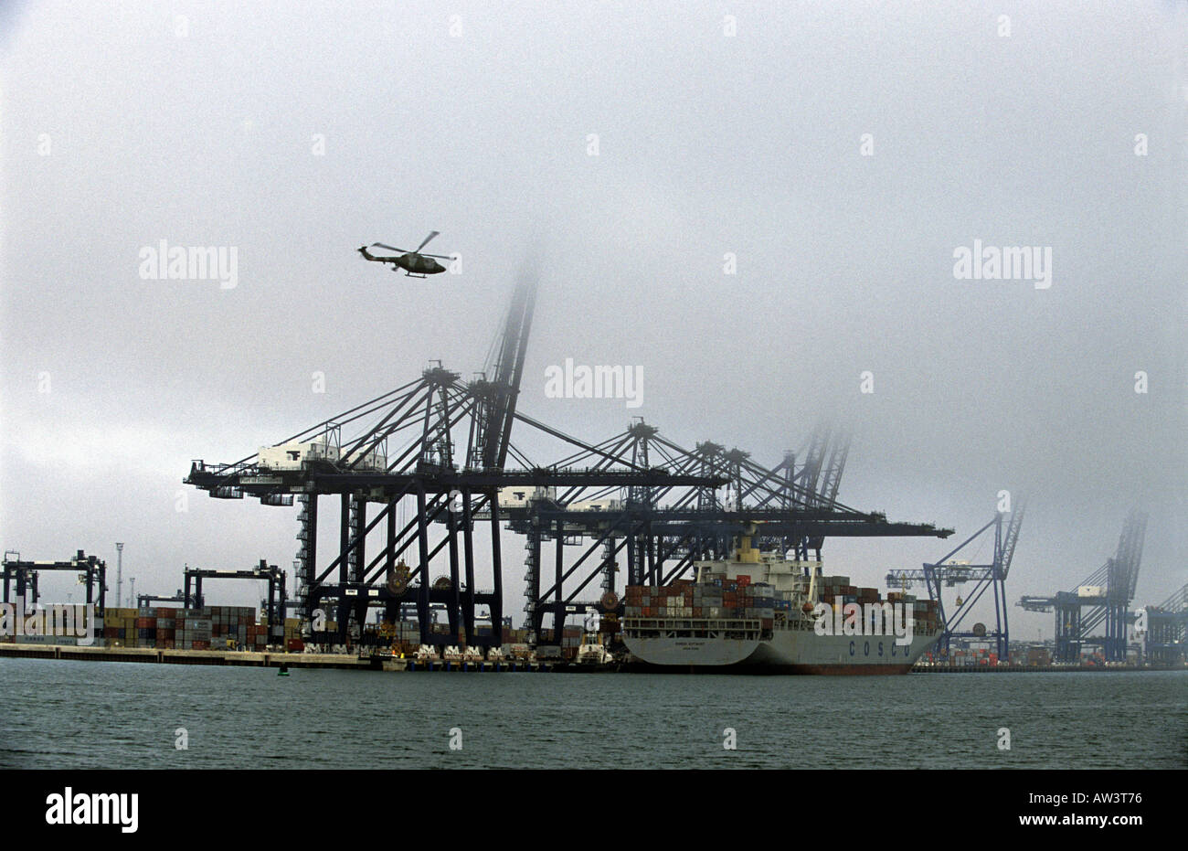 Esercito elicottero sorvolano Trinità banchina del porto di Felixstowe nel Suffolk, Regno Unito. Foto Stock