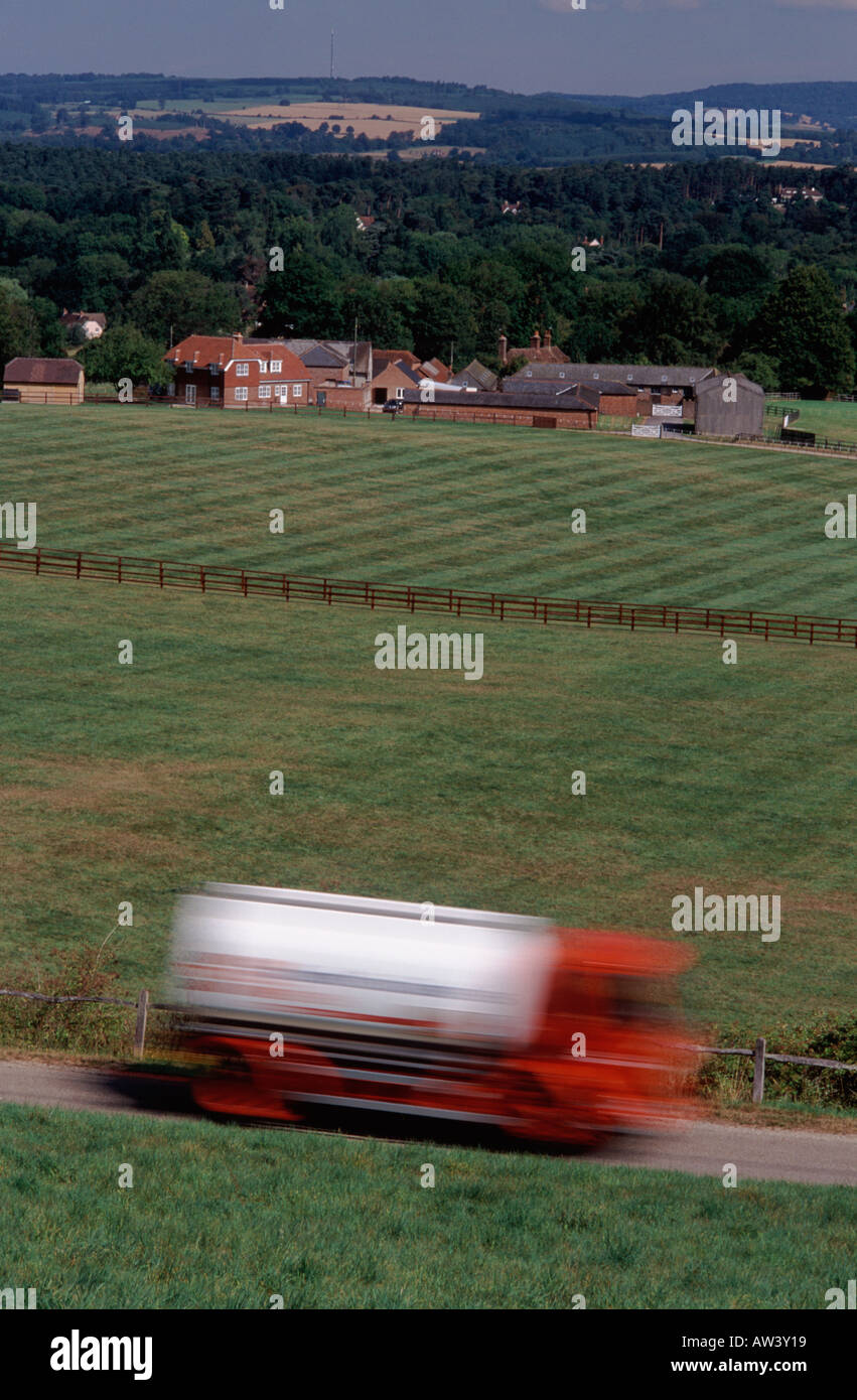 Il bianco e il rosso autocisterna in movimento sfocato passando attraverso il West Sussex campagna, Inghilterra Foto Stock