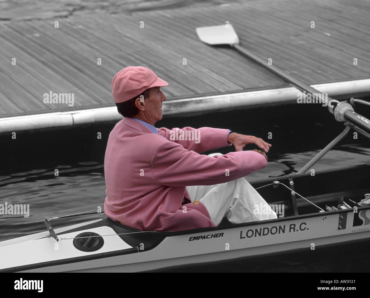 In bianco e nero e rosa immagine manipolata: Cox del Leander Club seduto a poppa della barca a remi a Henley Royal Regatta, Henley Foto Stock