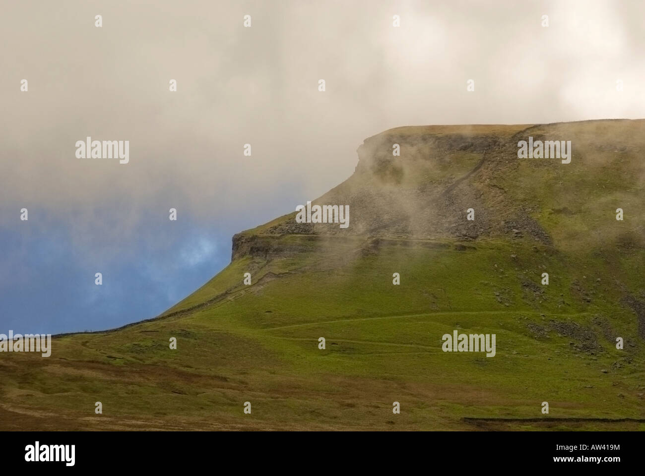 Pen-y-Ghent nella nebbia Foto Stock