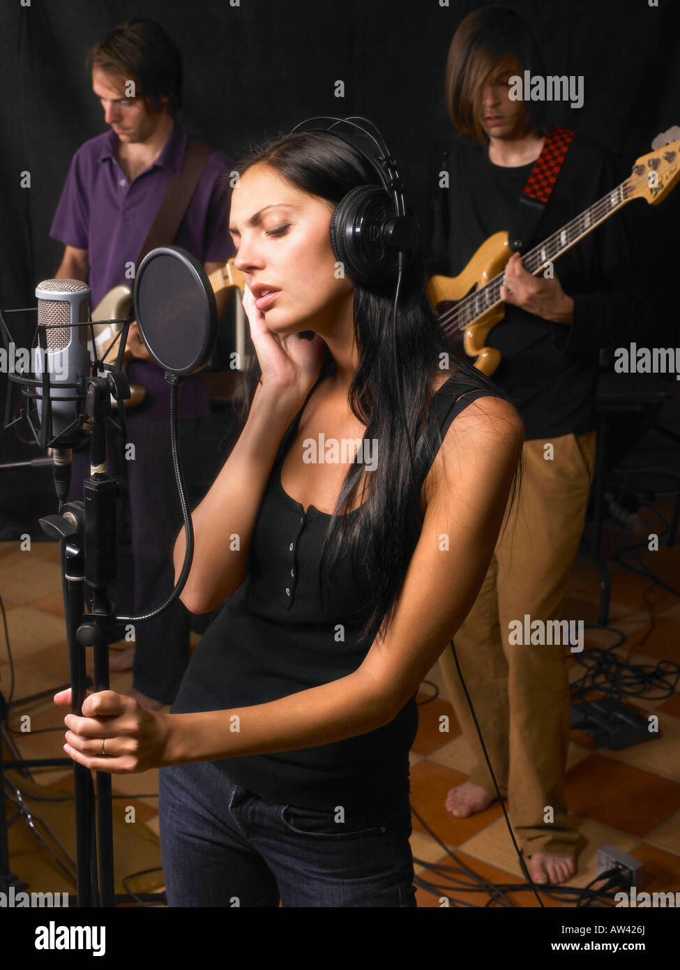 Donna cantare in una band. Foto Stock