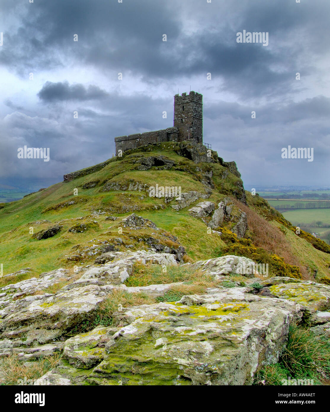 Drammatico cielo tempestoso oltre la chiesa di St Michael sul Brent Tor nel Parco Nazionale di Dartmoor Devon meridionale Foto Stock