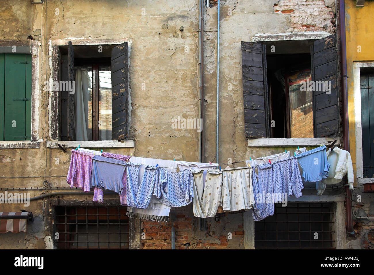 Essiccazione di abbigliamento sulla linea, Venezia, Italia Foto Stock