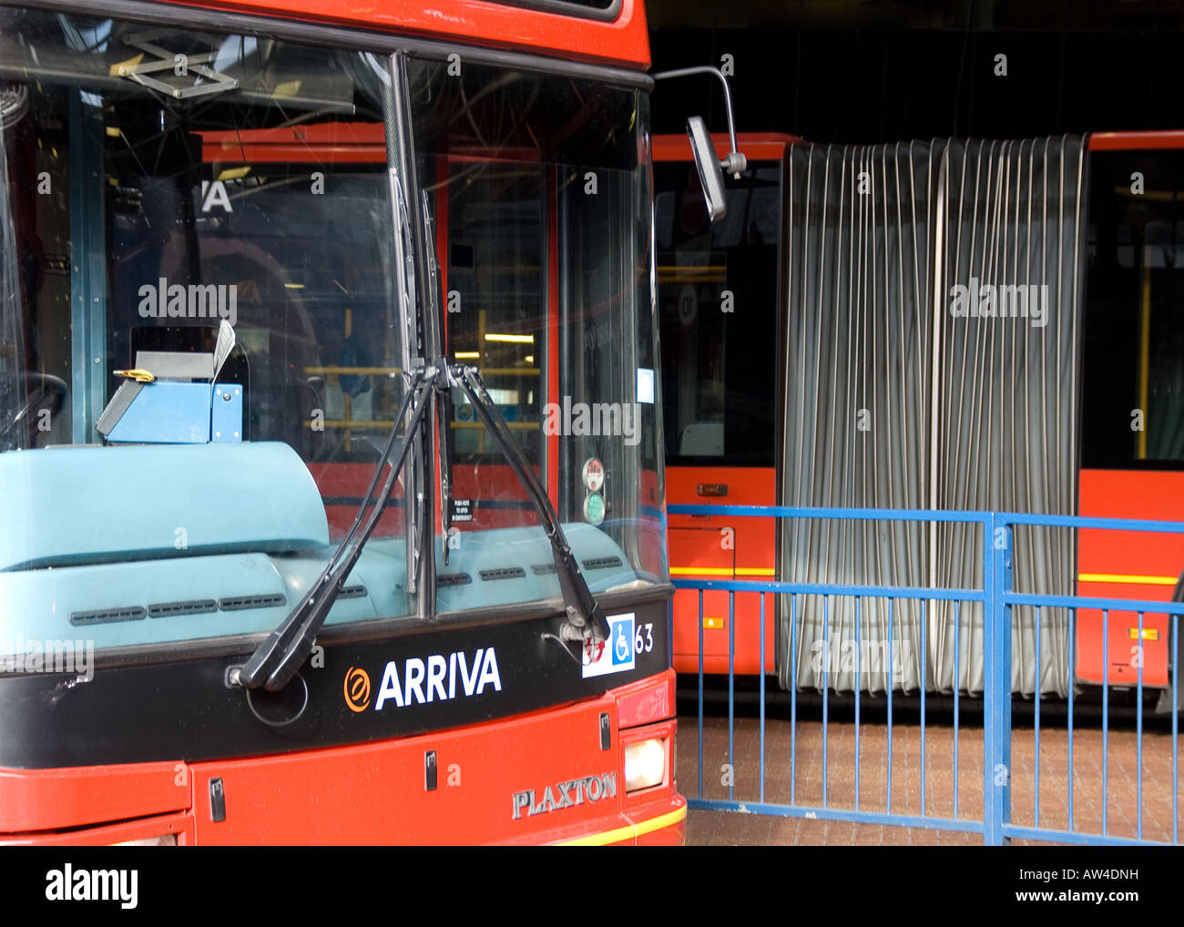 Double Decker e bendy autobus rossi al di fuori dalla stazione di Londra Foto Stock