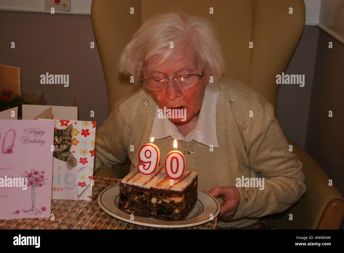 Signora anziana in casa di cura celebra il suo novantesimo compleanno Foto Stock