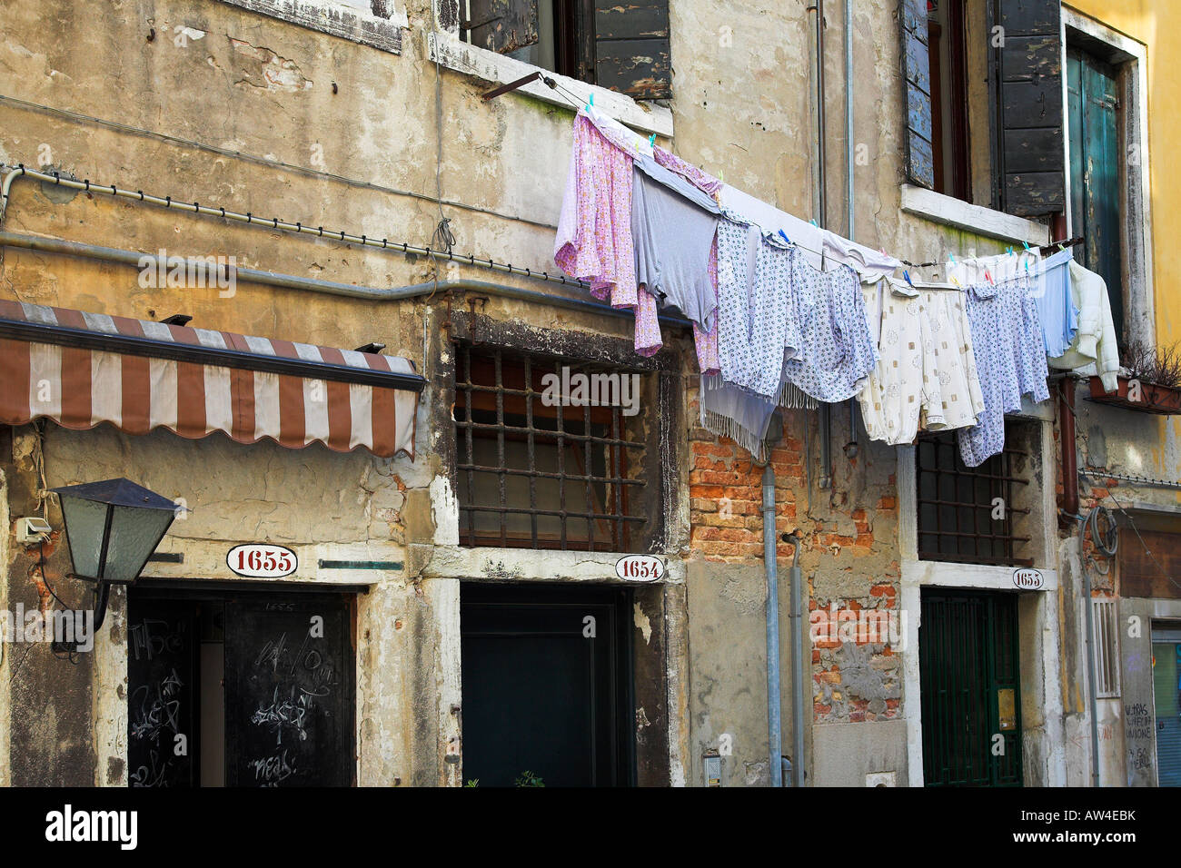 Essiccazione di abbigliamento sulla linea, Venezia, Italia Foto Stock