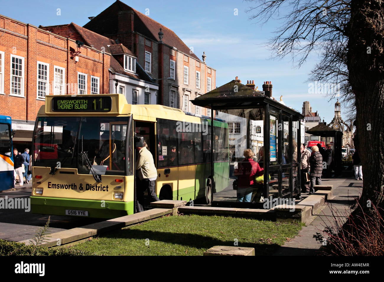 Uomo di salire a bordo di un autobus a Chichester, West Sussex, in Inghilterra Foto Stock