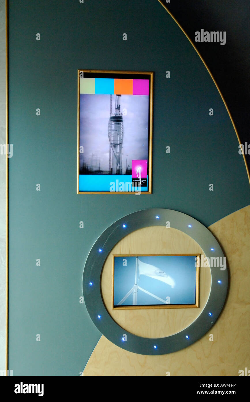 Un interno i pannelli di visualizzazione a spinnaker tower dando una diversa angolazione della parte interna della struttura di edificio che mostra immagine Foto Stock