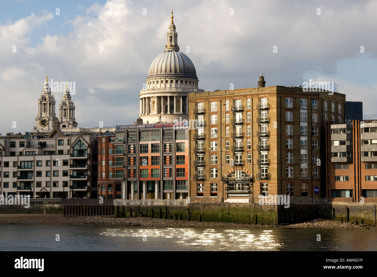 St Pauls Cathedral e il vecchio dock sul fiume Tamigi, Londra Foto Stock