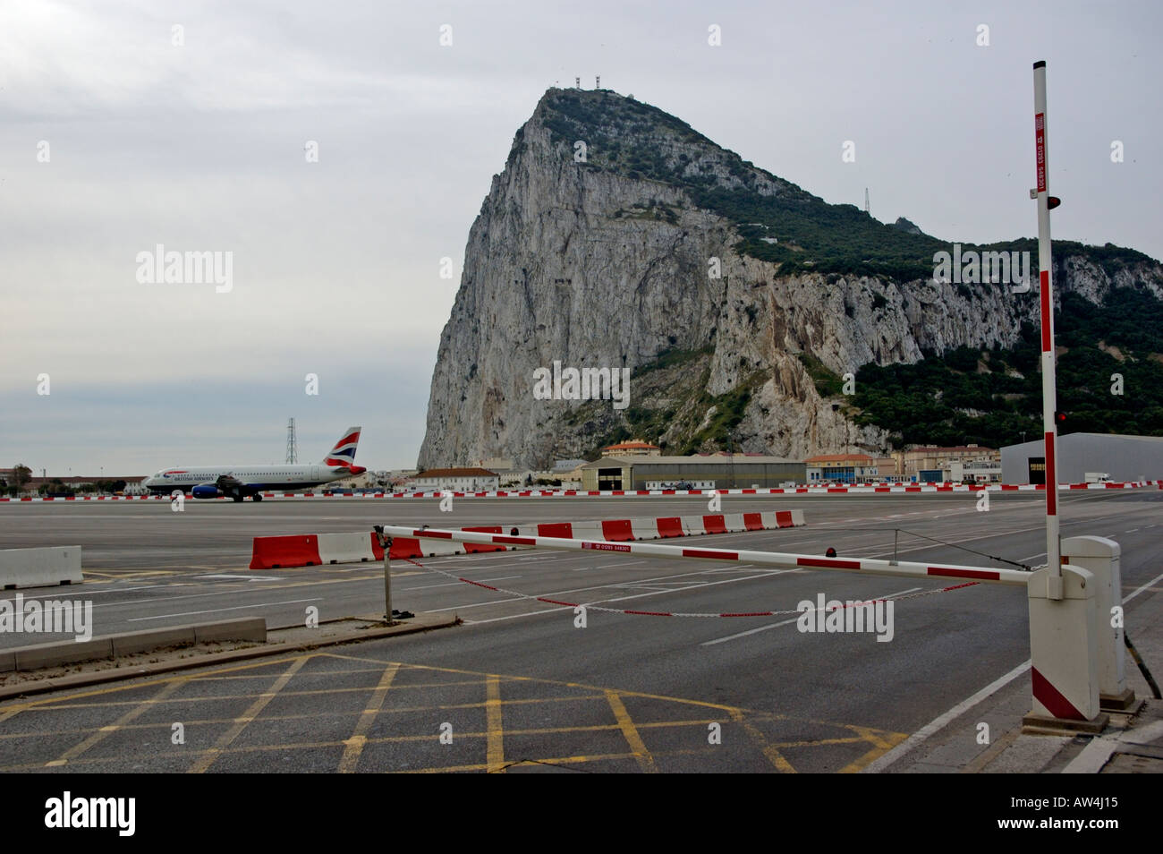 In aereo atterrando all'aeroporto di Gibilterra, Gibilterra, British territorio di oltremare, Inghilterra. Foto Stock