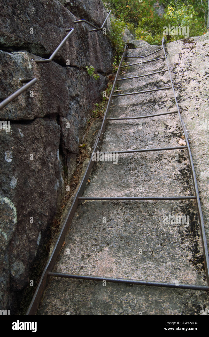 Una scala lungo la décorétrès montagna sentiero della scaletta Parco  Nazionale di Acadia nel Maine USA Foto stock - Alamy
