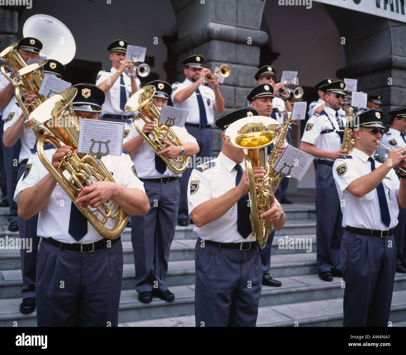 La polizia Brass Band giocando sui gradini della City Hall di Lubiana, Slovenia Foto Stock