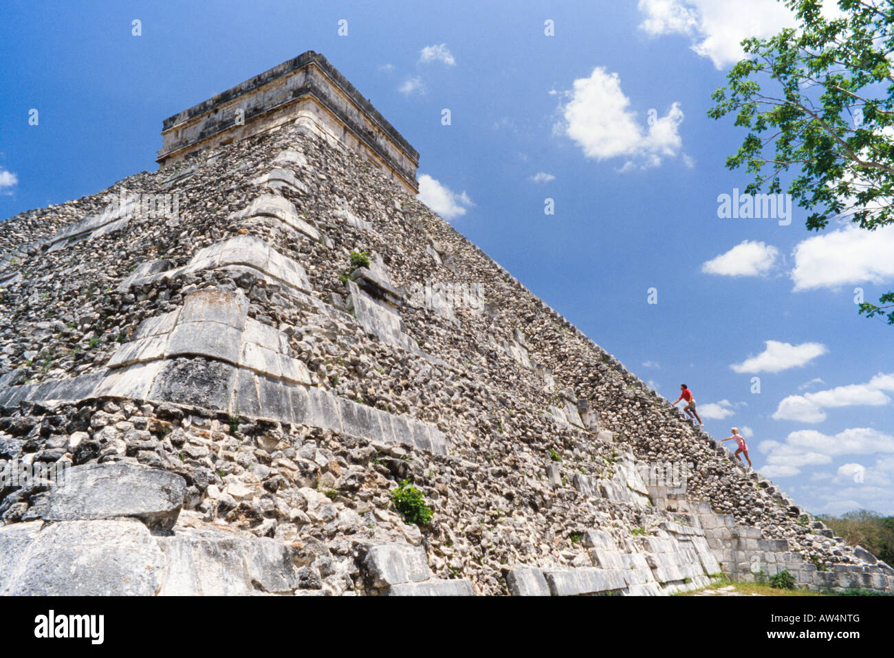 Giovane su vaction in Messico, arrampicata piramide Maya Foto Stock
