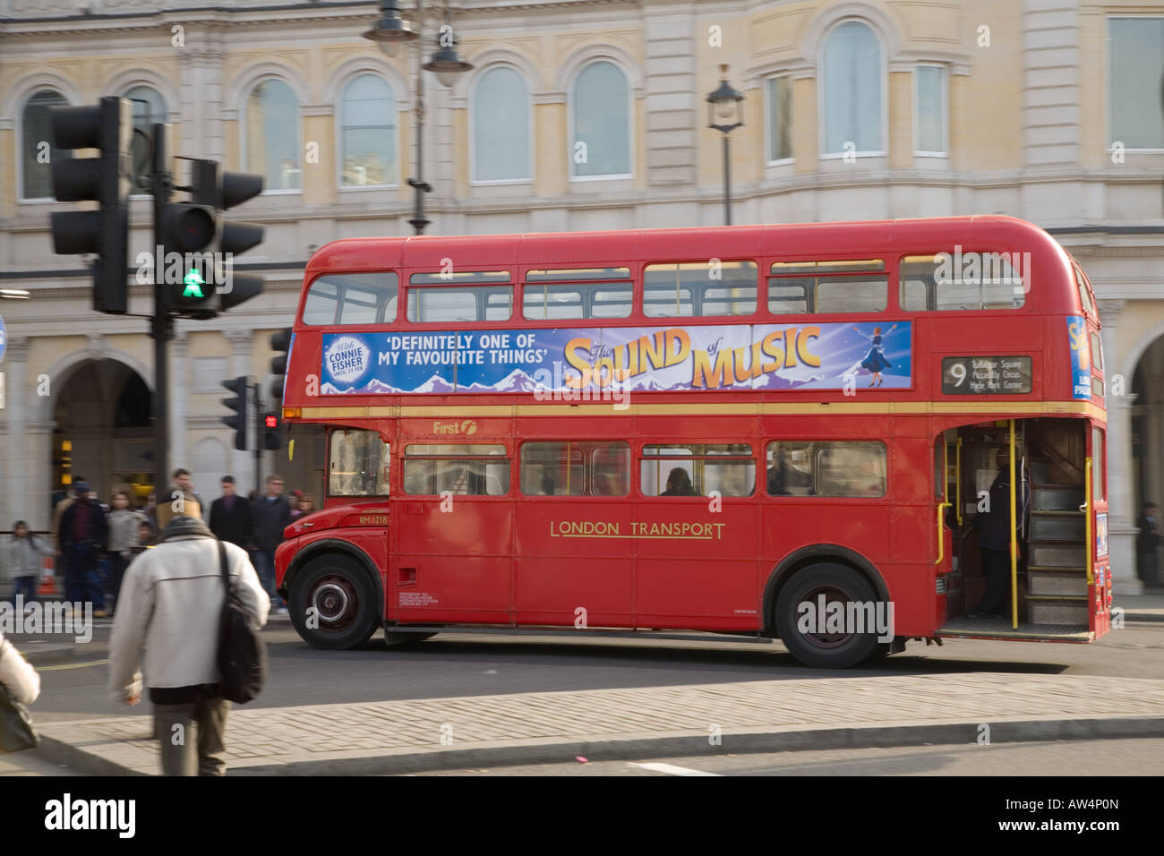 Il vecchio stile tradizionale rosso London bus Foto Stock