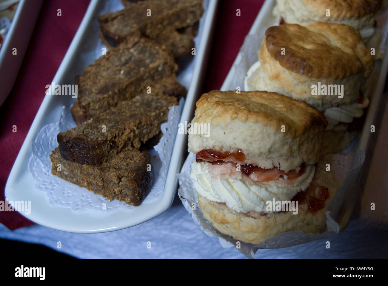 Il cibo sulla la narrowboat , Milford Star su una crociera di un giorno sul canale a Macclesfield. Il Cheshire, Inghilterra, Regno Unito. Foto Stock