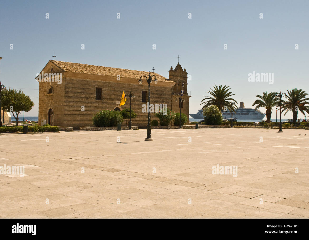 La Chiesa di San Nicola in piazza Solomos, citta di Zante, Zante, Grecia con P&O NAVE DA CROCIERA Oriana ancorata in mare Foto Stock