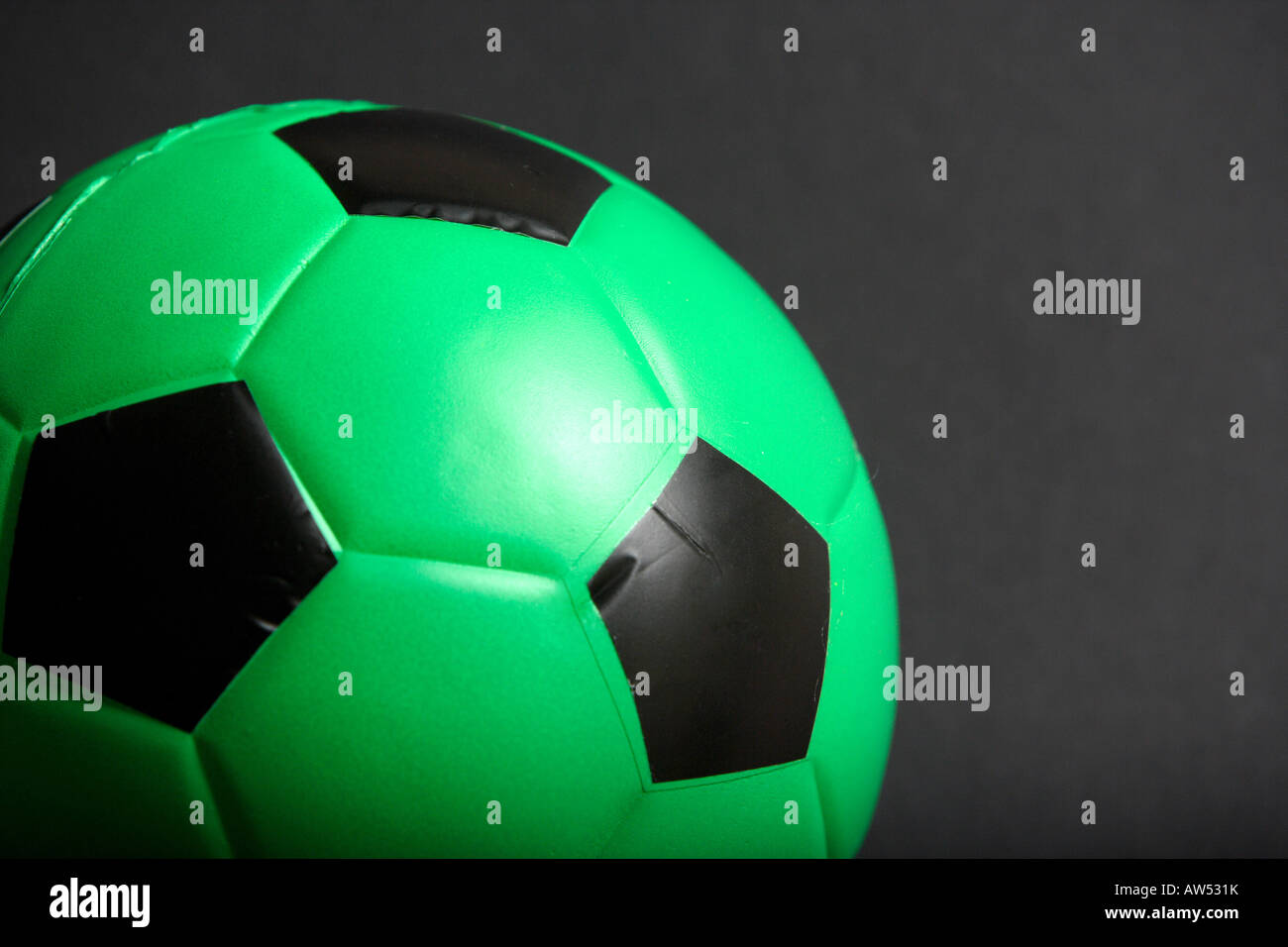 Un verde pallone da calcio in studio Foto Stock