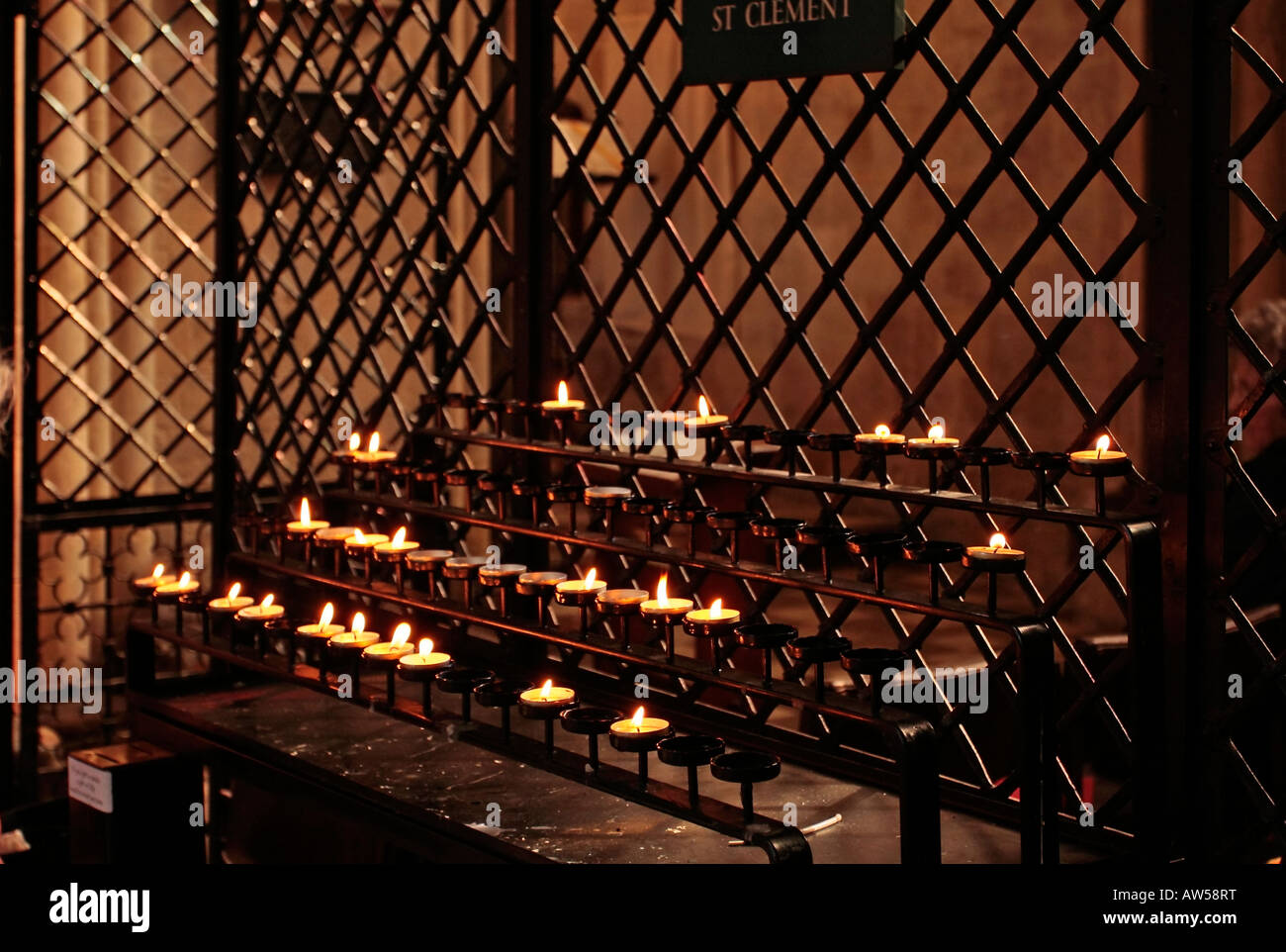 File di candele votive accese nella cattedrale di Chichester, West Sussex Foto Stock