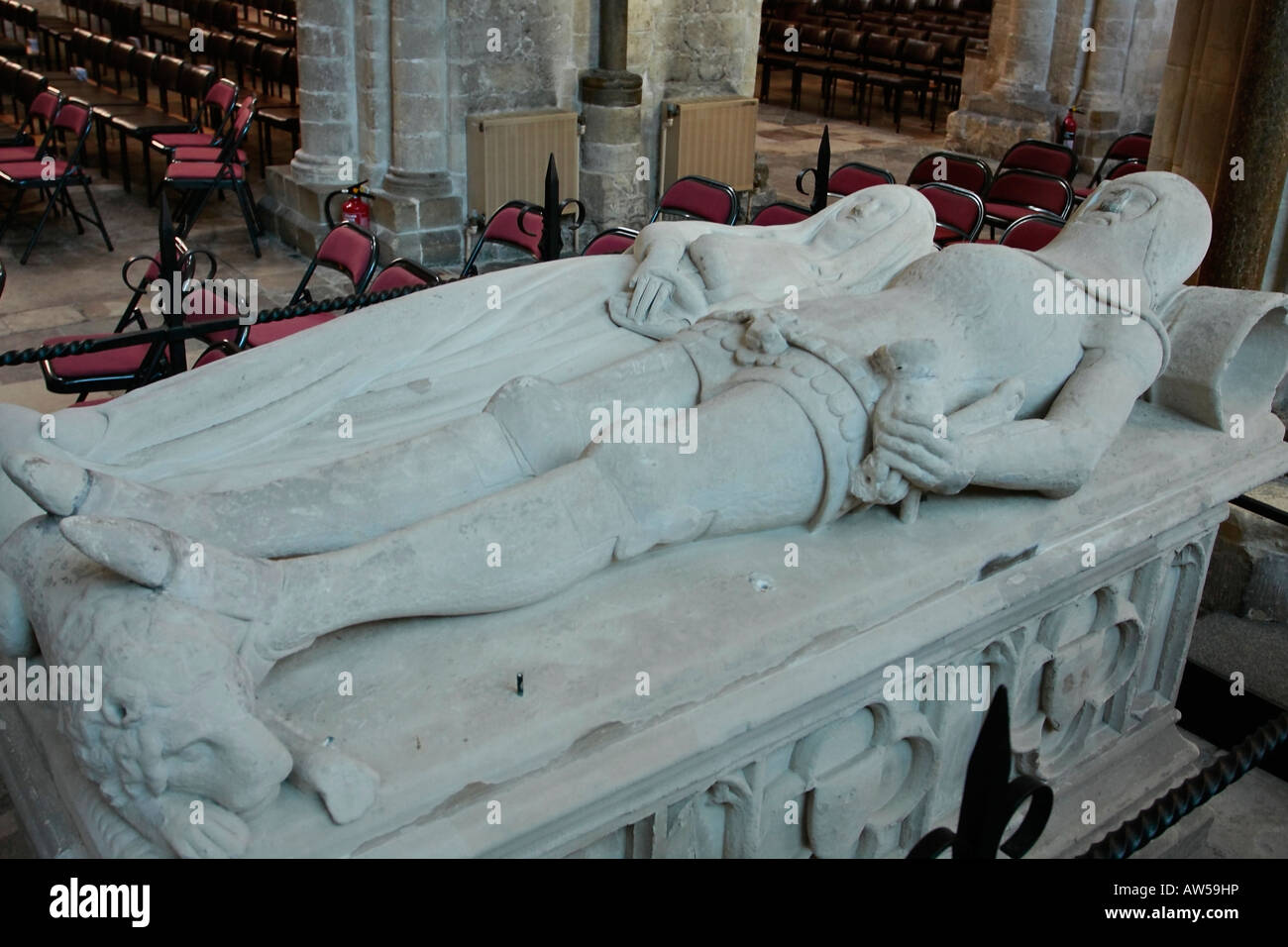 La tomba di Arundel di Philip Larkin, ispirata a questa coppia di effigi sepolcali medievali, con le mani unite, si trova nella cattedrale di Chichester, nel Regno Unito Foto Stock