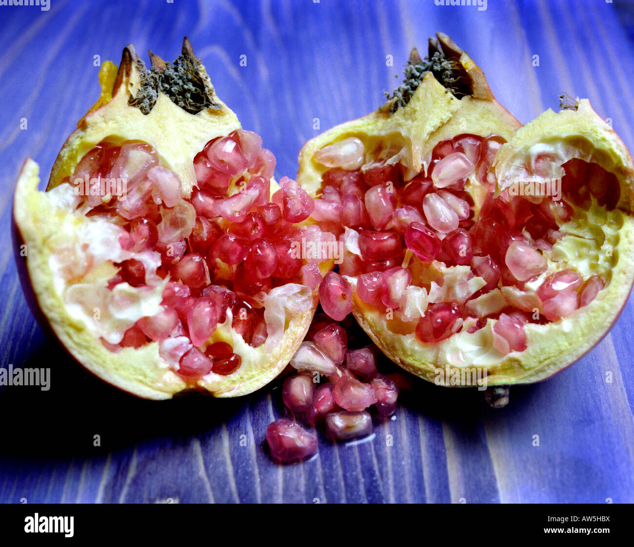 Aprire mature melograno con i semi fuoriuscita Foto Stock