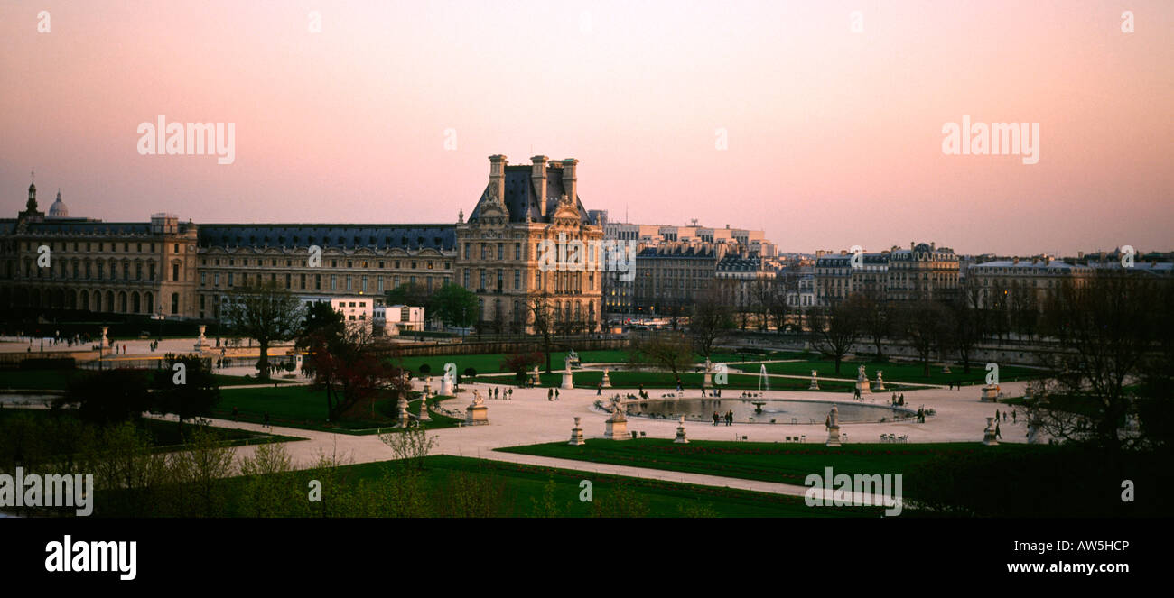 Vista sui giardini delle Tuileries a Louvre al tramonto a Parigi Foto Stock