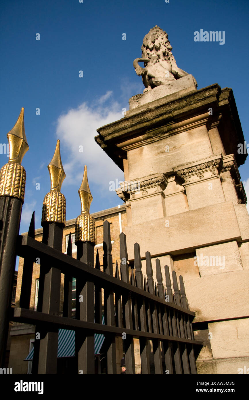 Ringhiere lungo Buckingham Palace Road, London, Regno Unito Foto Stock