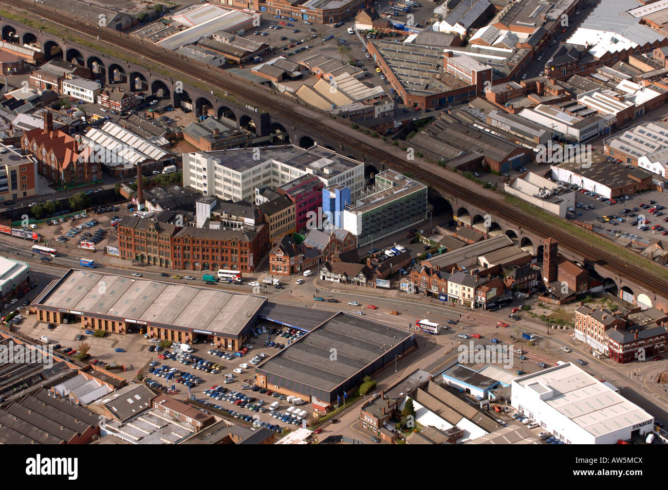 Una veduta aerea della crema Custard Factory e il vecchio Crown Inn di Digbeth Birmingham Foto Stock