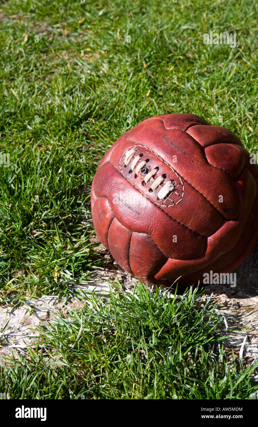 Pelle Vintage Football sul marginale di un campo di calcio Foto Stock