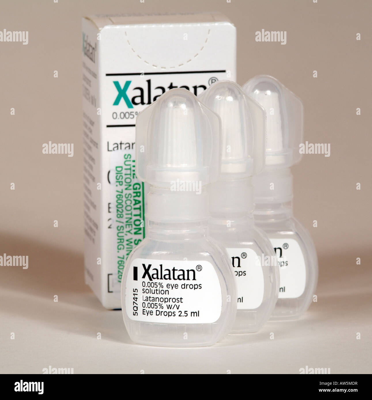 Xalatan collirio nella bottiglia di plastica utilizzati per il trattamento del glaucoma Foto Stock