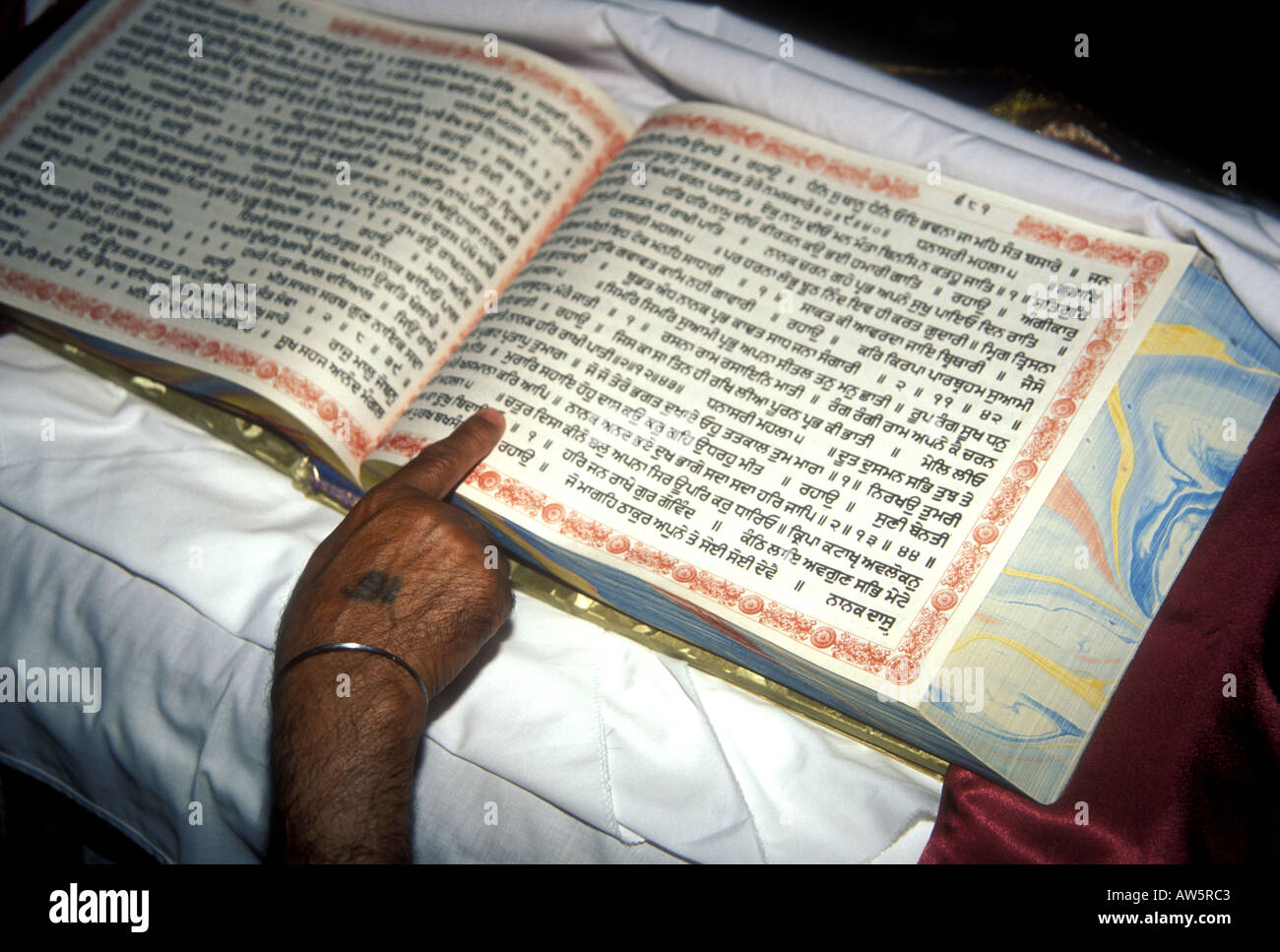 Un bambino sikh è chiamato da una lettera scelti a caso dal sacro Guru Granth Sahib. Foto Stock