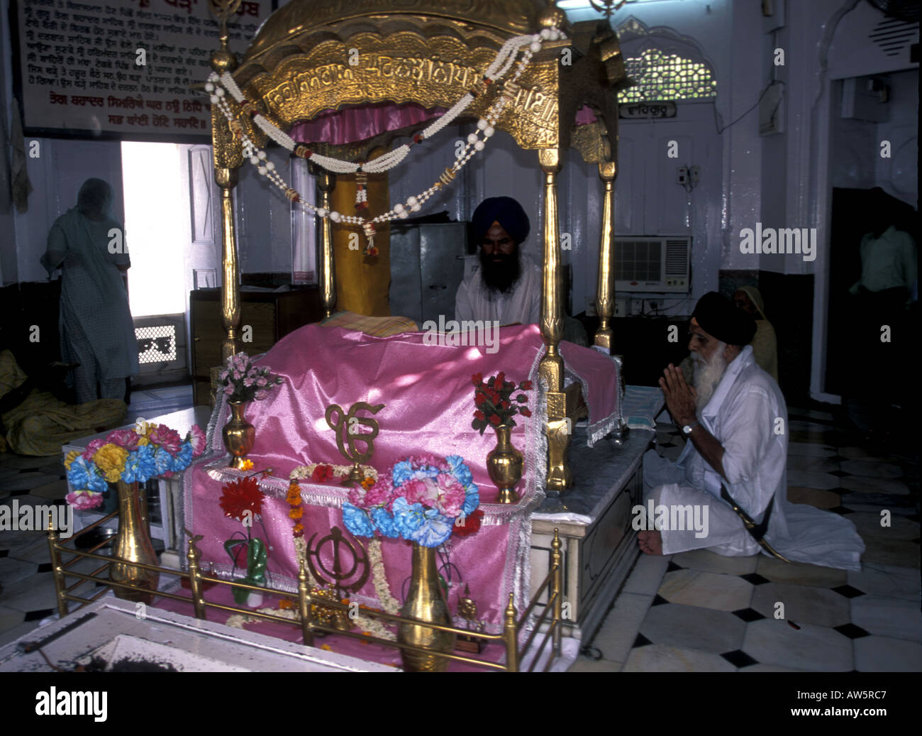 Il santuario interno del tempio d'oro Sikh ad Amritsar dove il Guru Granth Sahib è tenuto sotto un palanquin dorato. Foto Stock