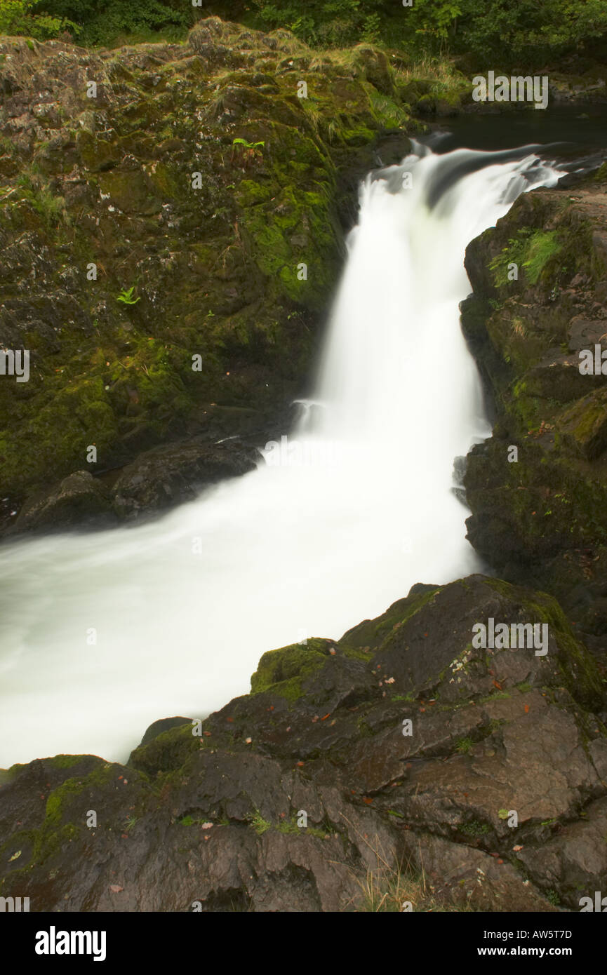 Inghilterra, Cumbria, Parco Nazionale del Distretto dei Laghi. Il flusso rapido di Cascades Skelwith vigore vicino Skelwith Bridge. Foto Stock