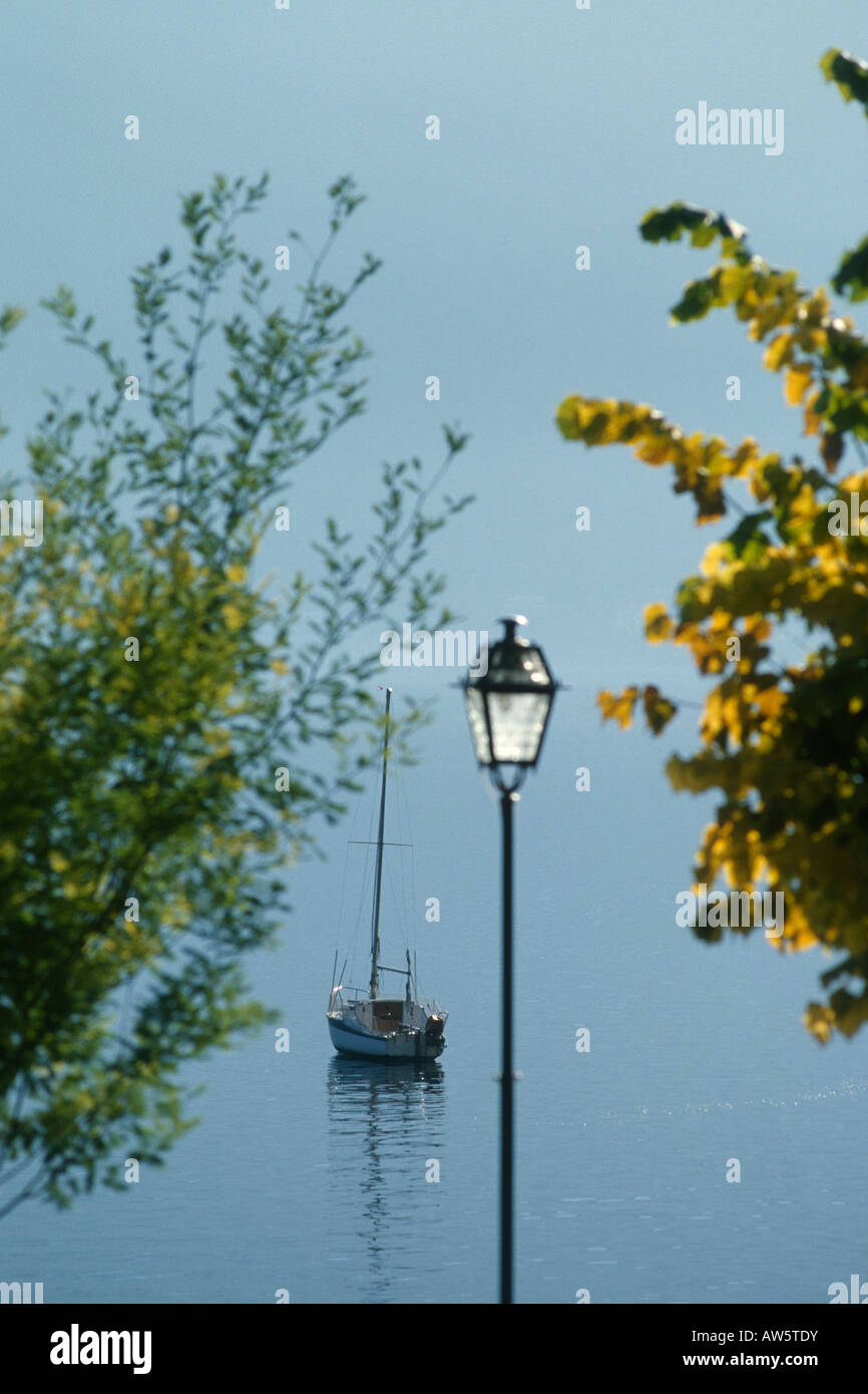 Il lago di Como Italia barca a vela al di ancoraggio Foto Stock