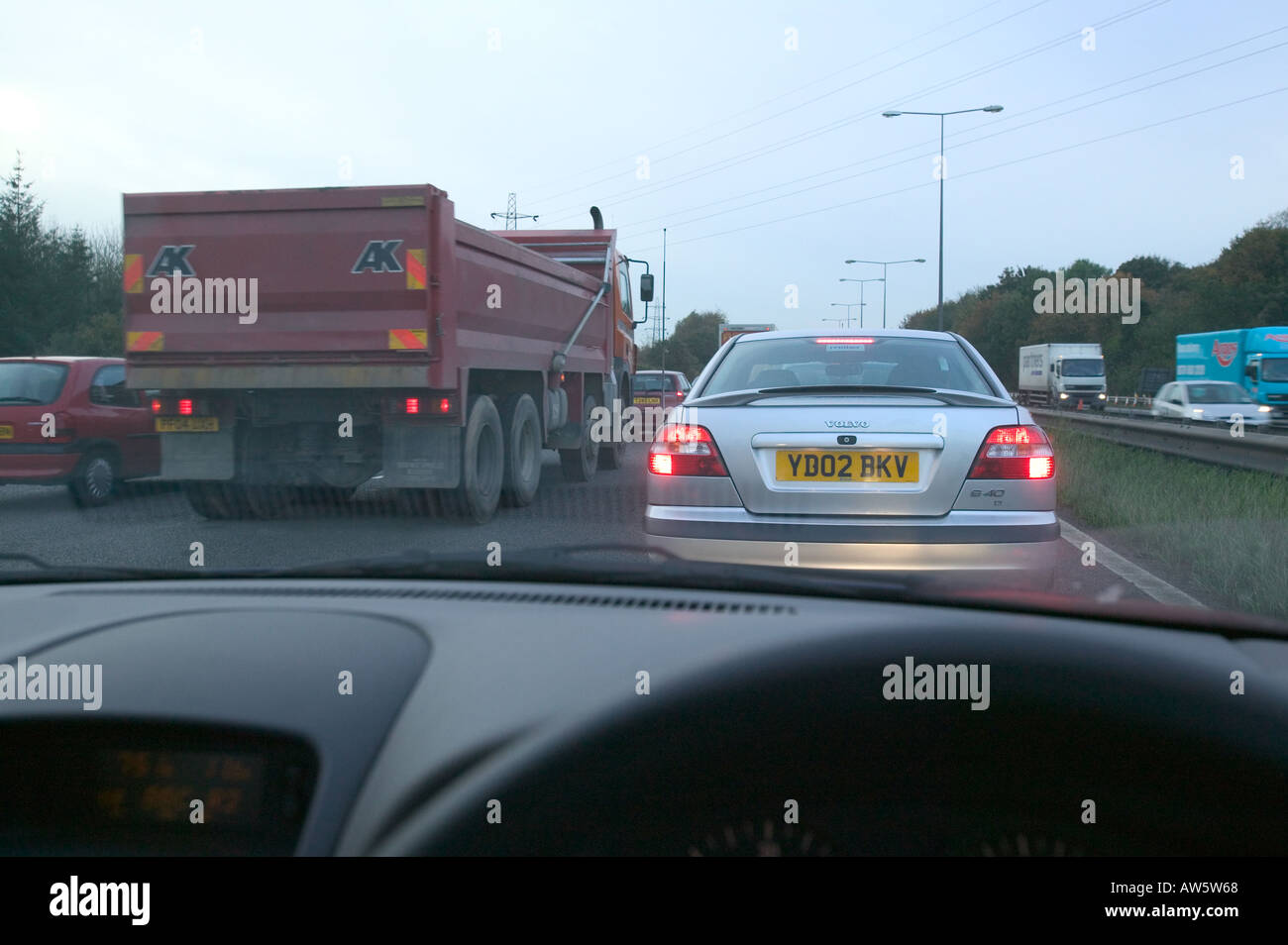 Driver prospettiva di bloccati nel traffico sull'autostrada M6, Lancashire, Regno Unito Foto Stock