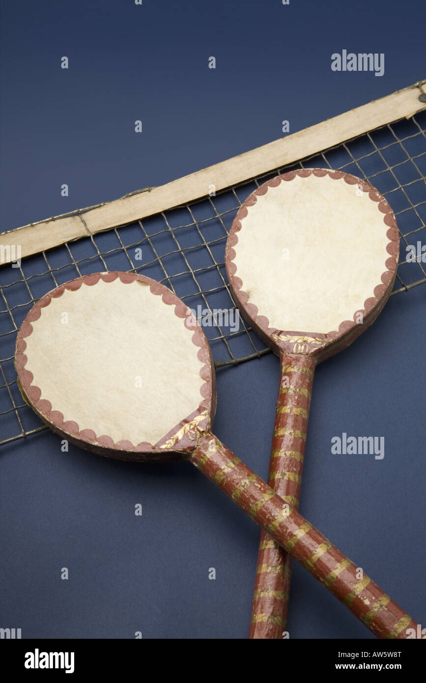 Antico tavolo da ping pong pipistrelli e net Foto Stock