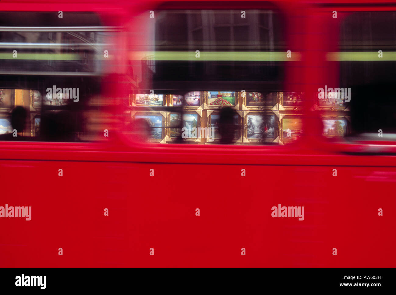 Guardando attraverso un bus di Londra a Piccadilly Mercato, Mayfair, Londra Foto Stock