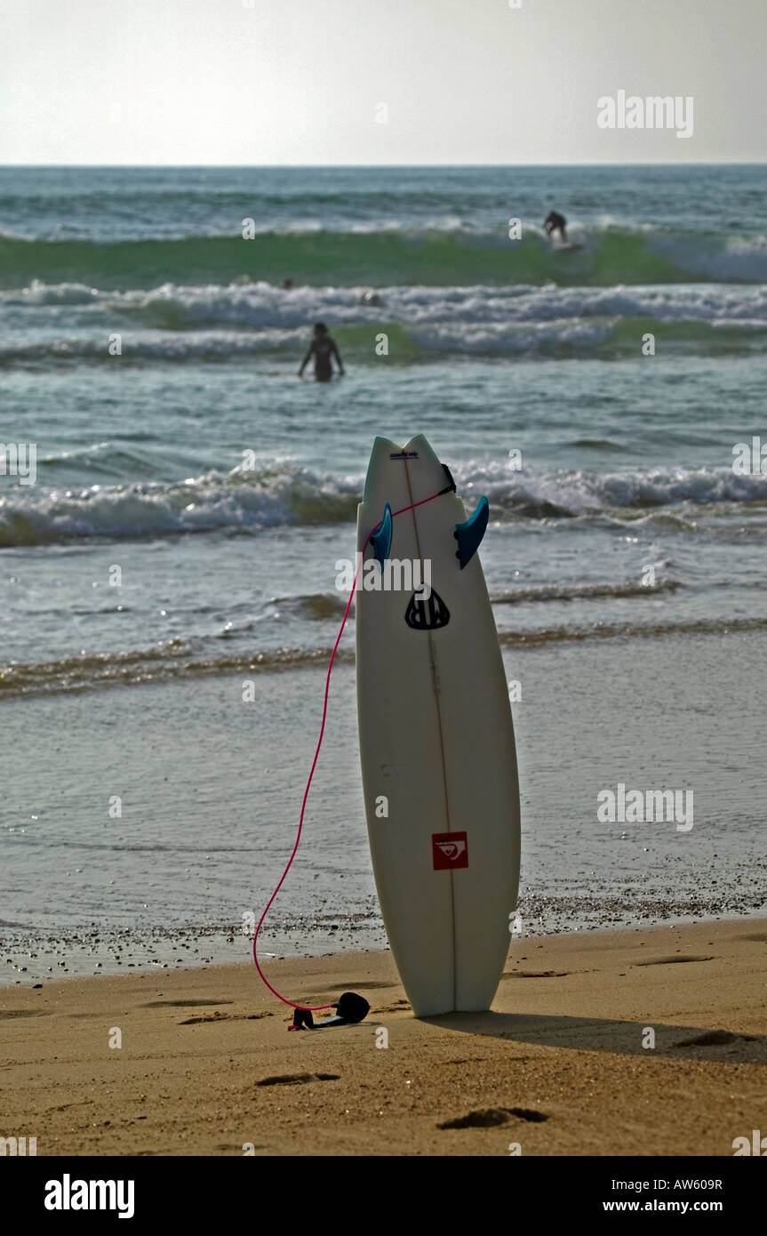 Tavola da Surf permanente sulla fine in sabbia, con Surfers in background Hossegor Francia, Europa Foto Stock